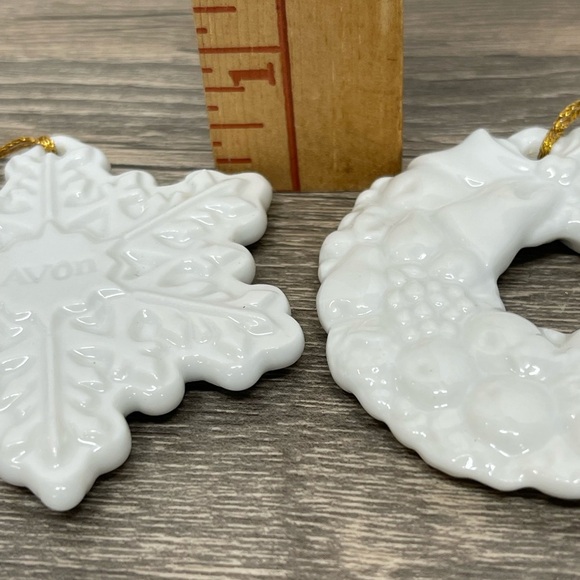 Vintage Christmas Ornaments Avon 1980 & 83 Christmas Remembrance Ceramic Wreaths - Picture 11 of 15